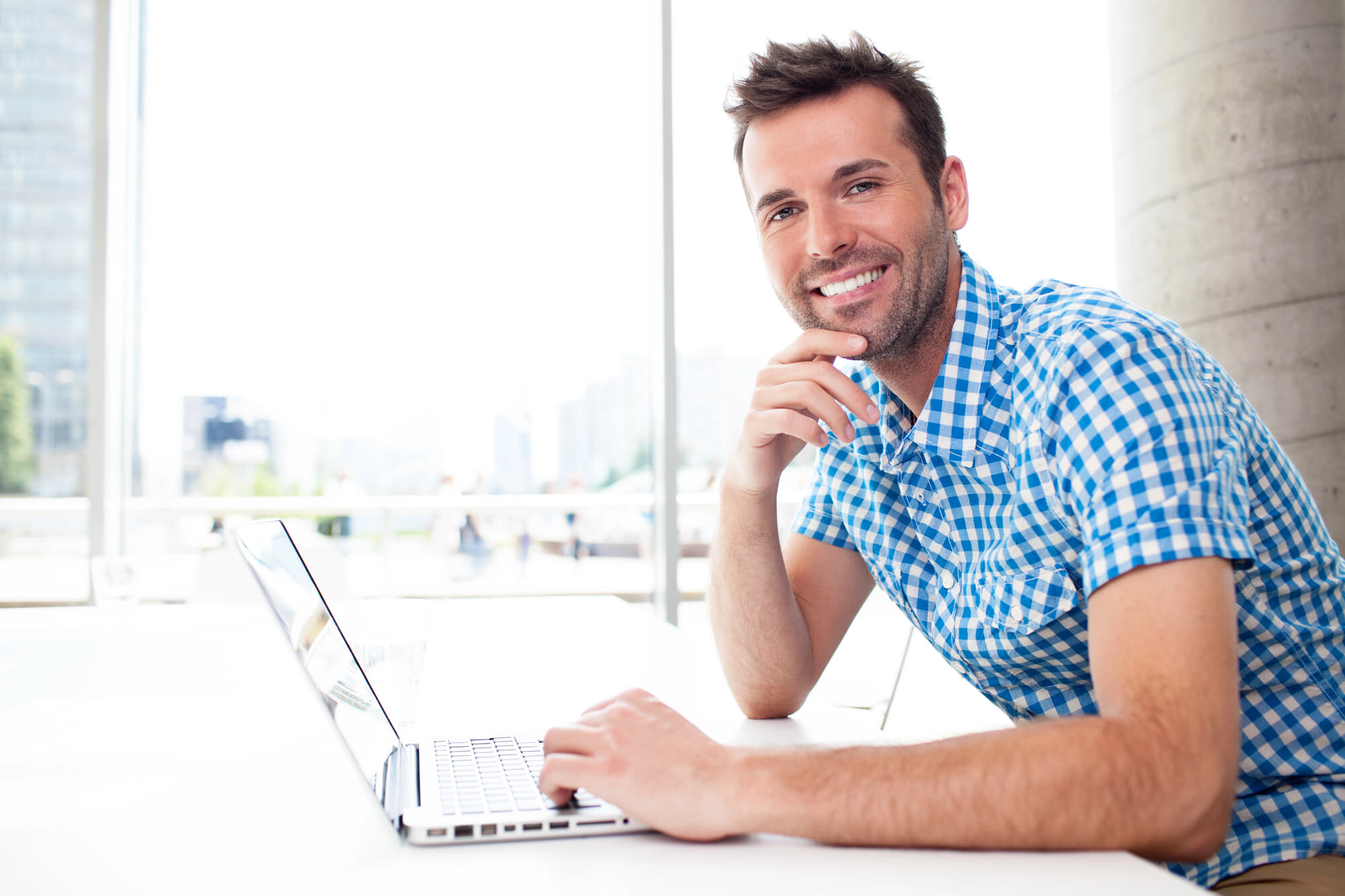 Unternehmer arbeitet mit seinem Laptop